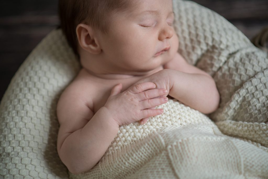 Neugeborenenshooting-Babyshooting-Babyfotos-Paderborn-FotografPaderborn-NadineKollakowskiFotografie-zuHause