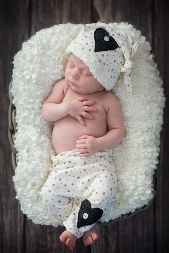 Babyshooting-Babyfotos-Neugeborenenshooting-zuHause-FotografPaderborn-Schlangen-NadineKollakowskiFotografie