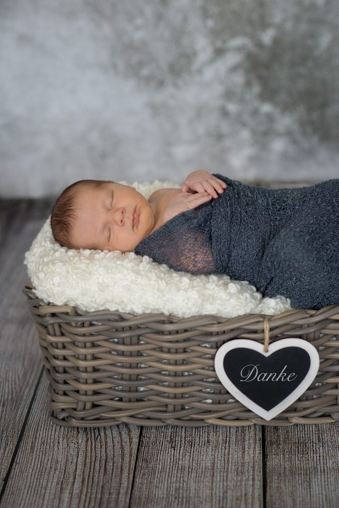 Babyshooting-Neugeborenenshooting-zuHause-FotografPaderborn-FotografGuetersloh-NadineKollakowskiFotografie